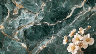 绿纹大理石上的素雅花卉