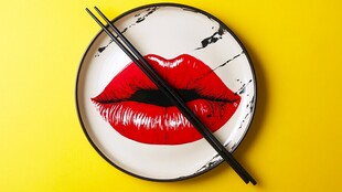 红唇盘上筷 独特用餐景