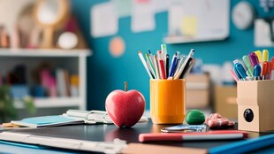 书桌上的多彩文具与苹果