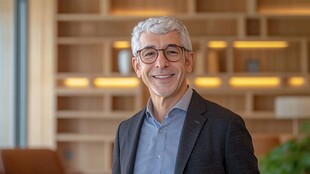 微笑的商务男士室内形象