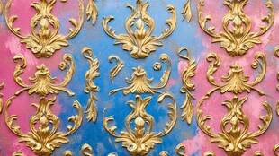 金色花纹装饰的绚丽墙面