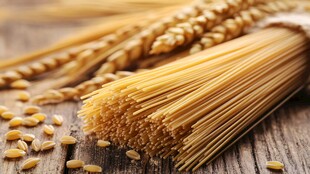 木桌上的意面与麦穗