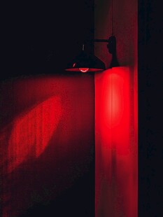 红色壁灯营造神秘氛围