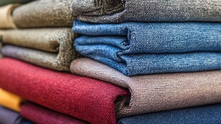 多彩叠放的各式布料