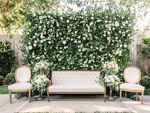 浪漫花卉墙下的优雅座椅