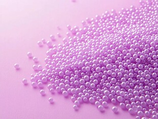 紫色珠光小球散落在粉色背景