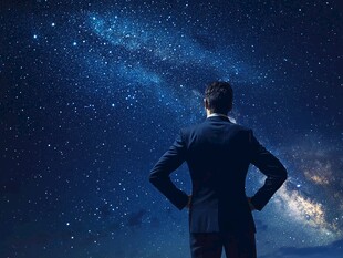 男子凝望璀璨星空