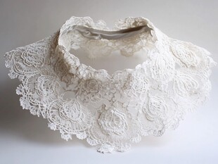 白色蕾丝装饰衣领