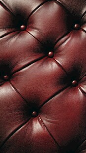 酒红色皮革沙发纹理特写