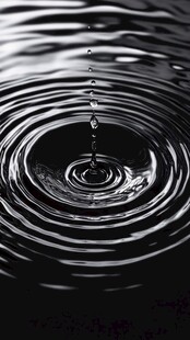 水滴入水形成波纹画面