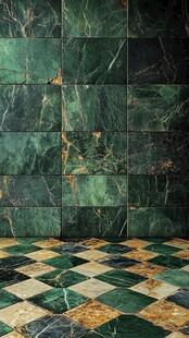 墨绿色大理石墙面与拼花地面