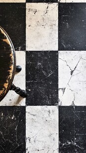 复古黑白格地板与旧圆桌