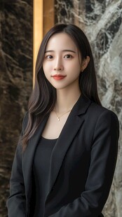 职业装女性的优雅形象