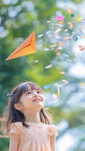 小女孩仰头看纸飞机飞舞