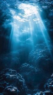 海底阳光穿透的奇幻景象