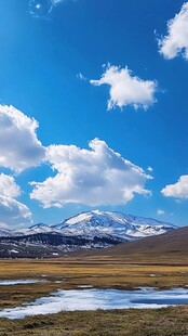 雪山下的旷野蓝天美景