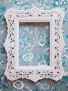 白色蕾丝相框与花卉背景