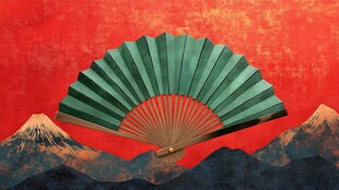 日式折扇与山峦风景图