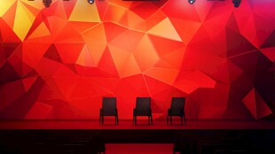 多彩几何墙面下的三把座椅