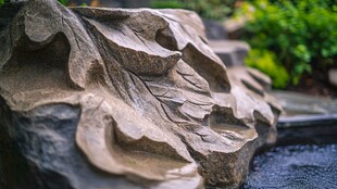 石雕树叶水景细节特写