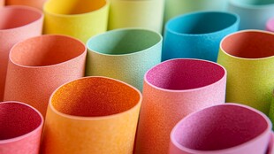 多彩纸筒的缤纷排列