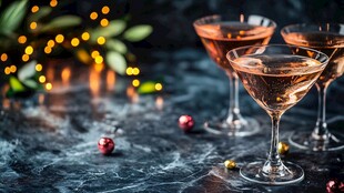 节日氛围中的精致鸡尾酒杯