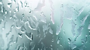 窗上晶莹雨滴朦胧景致