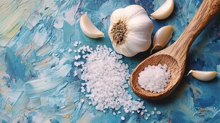 大蒜与海盐的烹饪素材图