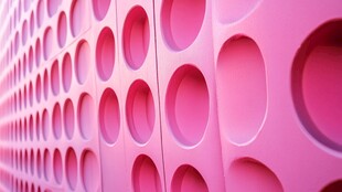 粉色圆孔墙面独特视觉