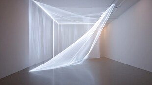 极简空间中的悬浮光影艺术