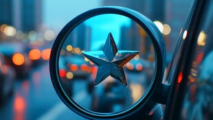 汽车后视镜中的闪耀星标