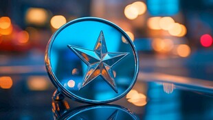 蓝色五角星徽章特写