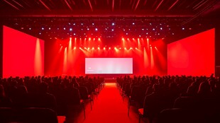 红色舞台灯光下的观众席