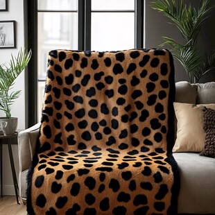 豹纹毛毯装点温馨客厅角落