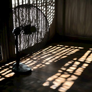 室内风扇与光影交织景象