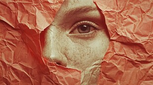 破纸后露出的迷人眼眸