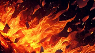 熊熊烈火中飞舞的纸张