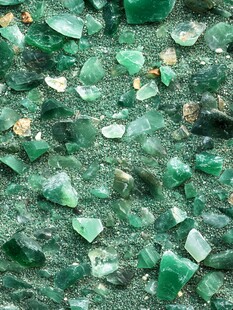 翠绿碎宝石的迷人纹理