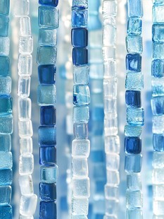 蓝白琉璃珠串的视觉盛宴