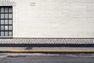 白色砖墙旁的街边景象