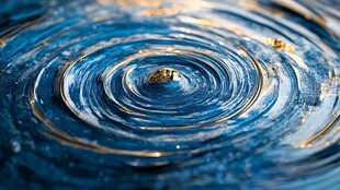 蓝色水面上的金色涟漪