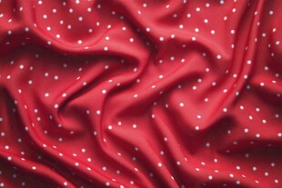 红色波点绸布纹理特写