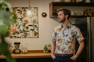 男士身着花衬衫于温馨厨房