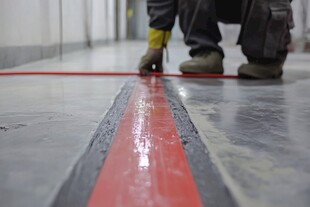 工人正在绘制地面警示线