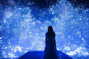 梦幻星空下的孤独身影