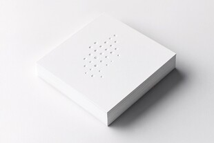 白色多孔方形物件