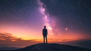 一人独赏璀璨星空夜景