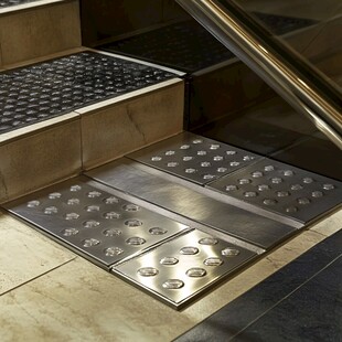 金属防滑楼梯踏板特写