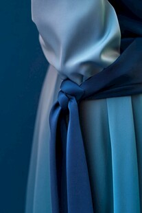 蓝调系衣裙腰间丝带细节