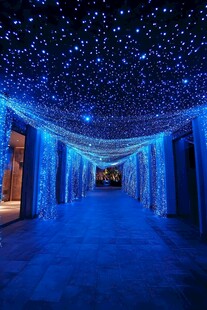 梦幻蓝色星光走廊夜景